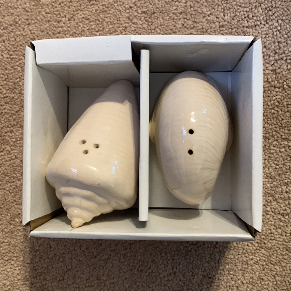 NWOT Calypso Salt/Pepper Set - Picture 2 of 4
